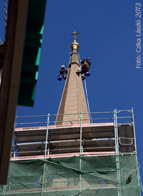 Ipari alpinisták a szombathelyi templomtornyon