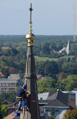 Ipari alpinisták a szombathelyi templomtornyon