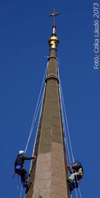 Ipari alpinisták a szombathelyi templomtornyon