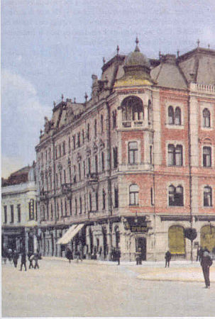 Szombathely első állandó mozija az Apolló volt a Kőszegi utca 2.-ben. (A mai TIT székház épülete)