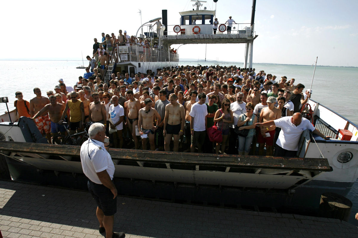 A Balaton-átúszás résztvevői a révfülöpi rajtnál 2013. július 20-án.