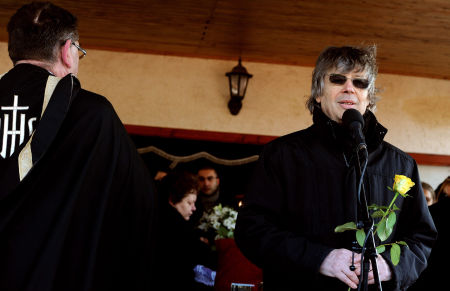 Bródy János előadóművész, zeneszerző búcsúztatja Bódi Lászlót (Cipő)