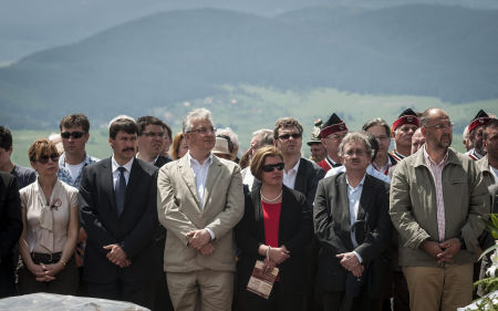 Áder János köztársasági elnök (b2) és felesége Herczegh Anita (b), Semjén Zsolt nemzetpolitikáért felelős miniszterelnök-helyettes (b3) és felesége Semjén Gabriella (b4), Füzes Oszkár, Magyarország bukaresti nagykövete (b5) és Kelemen Hunor, a Romániai Magyar Demokrata Szövetség (RMDSZ) elnöke (b6) a csíksomlyói pünkösdi búcsún 2013. május 18-án.
