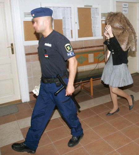 Az anya a bíróság folyosóján