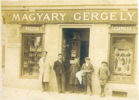 Magyar Gergely fűszer-csemege üzlete a Faludy Ferenc utcában (ma Petőfi Sándor  utca)
