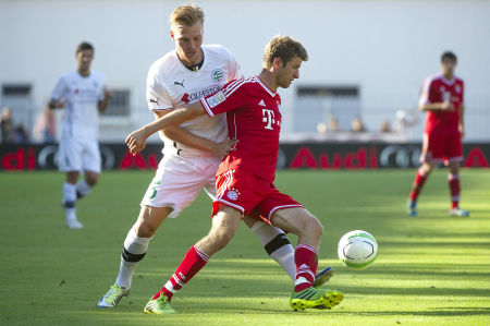 A győriek labdarúgója, Völgyi Dániel (b) és a német csapat játékosa, Thomas Müller