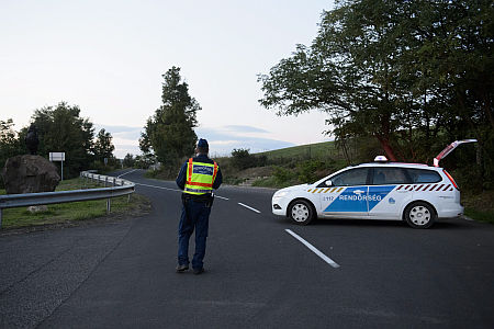 Rendőrautó zárja le az utat Hollókő határában, miután balesetet szenvedett a Hende Csaba honvédelmi minisztert szállító autó 
