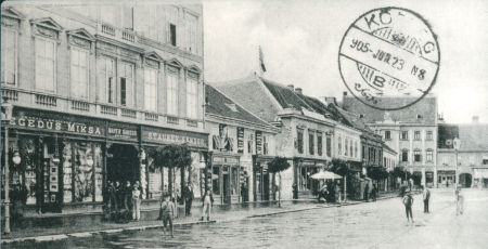 Szombathely, Horváth Boldizsár tér (mai Fő tér) nyugati oldali üzletei (Képeslap, kb. 1905)