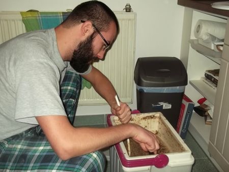 András megint kavar, ezúttal hűtőládában
