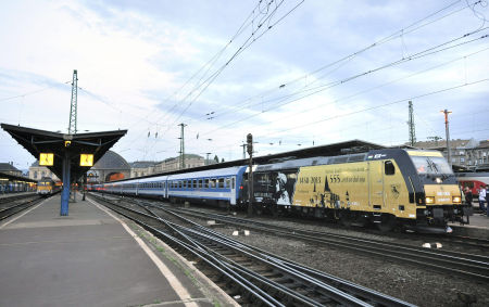 A Csíksomlyó expressz kigördül a Keleti pályaudvarról