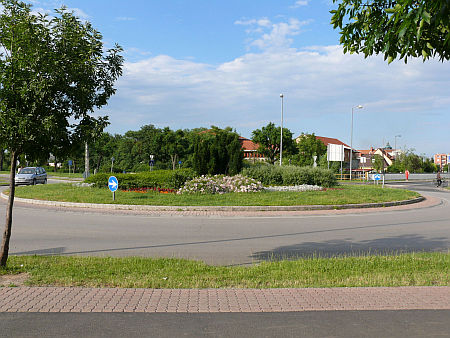 Savaria Plaza előtt