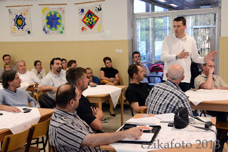 Németh Szabolcs igyekszik meggyőzni a lakókat