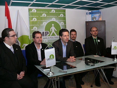 Schiffer András, az LMP társelnöke (k), valamint Sárközi Zoltán, az LMP megyei irodavezetője (b), Bogáti András, a sárvári (b2), Baracska Péter, a körmendi (j2), és Horváth Zoltán, a szombathelyi (j) választókörzet LMP-s országgyűlési képviselőjelöltje a párt Vas megyei jelöltjeinek bemutatkozó sajtótájékoztatóján Szombathelyen 2014. január 20-án. MTI Fotó: Varga György