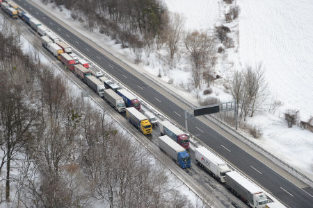Légifotók a behavazott M1 autópályáról