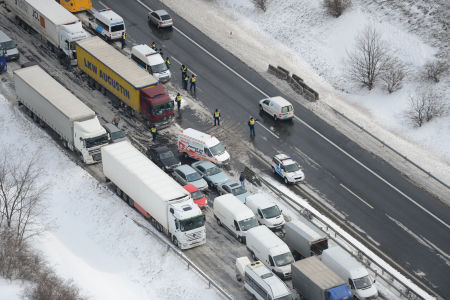 Légifotók a behavazott M1 autópályáról