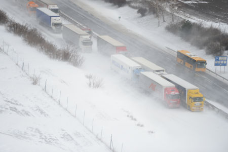 Légifotók a behavazott M1 autópályáról