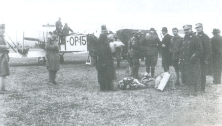 Mátyásföldön előkészítik a légiposta csomagjait. Háttérben a Phoenix C–1. (1920)