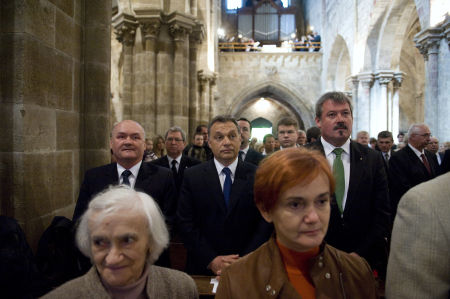 Hende Csaba honvédelmi miniszter, Orbán Viktor miniszterelnök és V. Németh Zsolt vidékfejlesztési államtitkár az ünnepi szentmisén