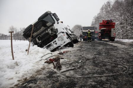 Árokba csúszott kamion Oszkónál