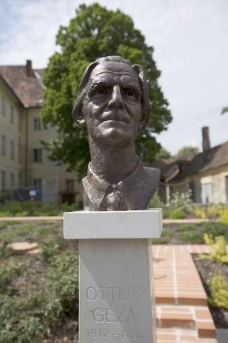 Ottlik Géza szobra Kőszegen