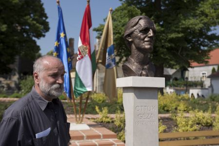 Veres Gábor szobrászművész áll Ottlik Géza íróról készített mellszobra mellett a szobor avatása után, a kőszegi Jurisics téren 2013. május 9-én.