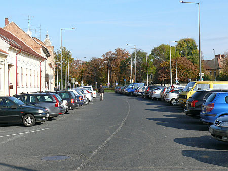 A 11-es huszár utca vége egy nagy parkolóvá vált