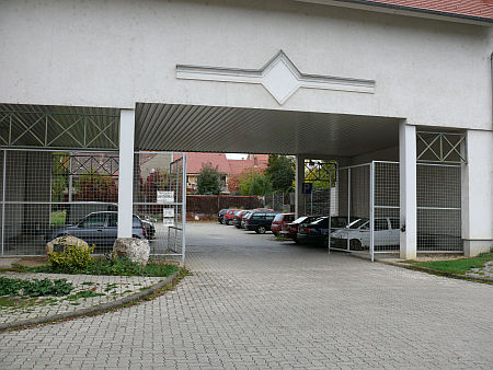 A kínai áruház parkolójában van hely, de elméletileg csak a vásárlók használhatják