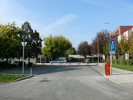 A színház meletti parkoló sorompót kapott