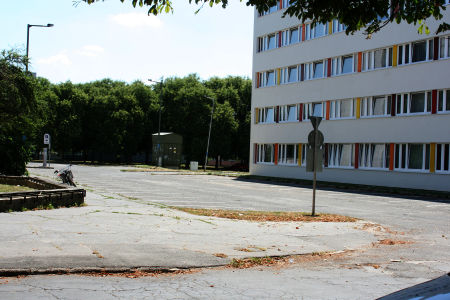 Nem nehéz parkolót találni az MMIK mögött