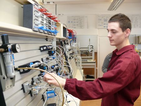 Mechatronikai laboravató Szombathelyen