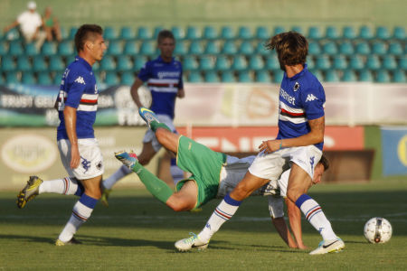 Nagy Gábor a Haladás (k), valamint Gaccia Renan (b) és Andrea Costa (j), a Sampdoria játékosai