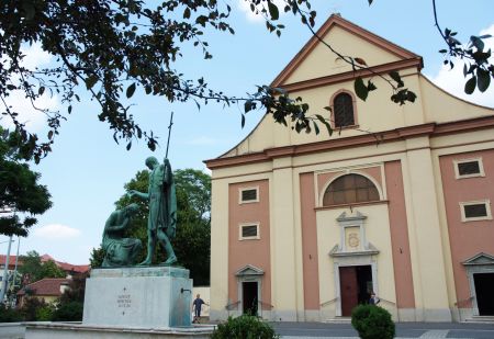 A szombathelyi Szent Márton-templom, előtte a Szent Márton-szobor és -kút.