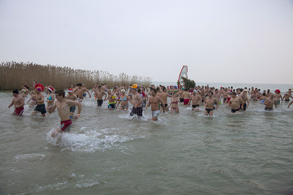 Fürdés a téli Balatonban