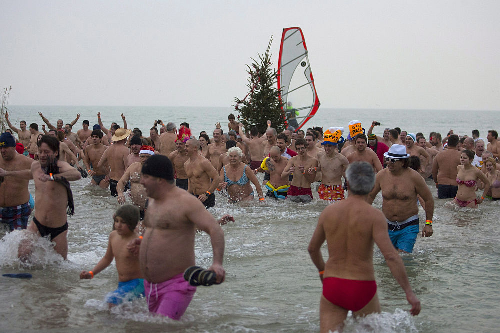 Fürdés a téli Balatonban