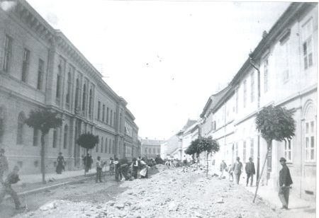 A régi kavicsolt útburkolat eltávolítása a Szily János utcában 1900. június elején. 
