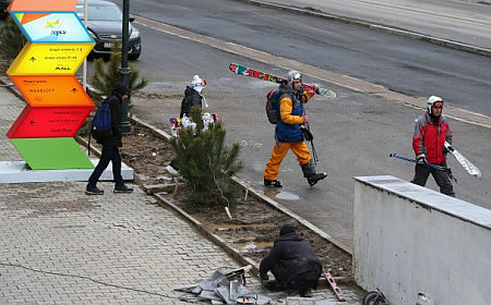 Sielők kerülgetik az utcán az építkezési területeket
