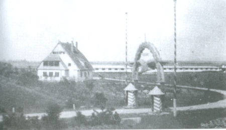 A szombathelyi reprér kapuja és a tiszti épület (1920)