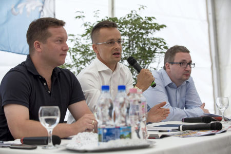 Szijjártó Péter, a Miniszterelnökség külügyi és külgazdasági államtitkára beszél. Balról Ujhelyi István, az Országgyűlés szocialista alelnöke, jobbról Salát Gergely, a Pázmány Péter Katolikus Egyetem Bölcsészet- és Társadalomtudományi Karának (PPKE-BTK) docense, sinológus.