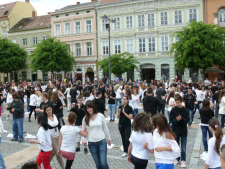 Középiskolások tánca a szombathelyi Fő téren