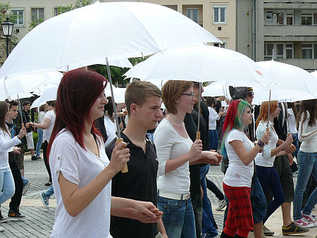 Középiskolások tánca a szombathelyi Fő téren