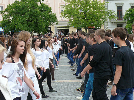 Középiskolások tánca a szombathelyi Fő téren