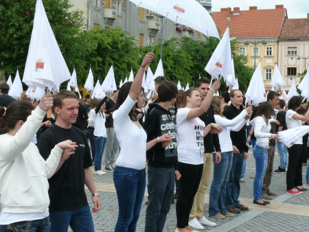 Középiskolások tánca a szombathelyi Fő téren