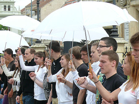 Középiskolások tánca a szombathelyi Fő téren
