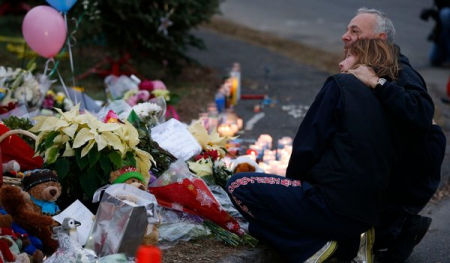Gyászoló pár az iskola előtt (Fotó: New York Times)