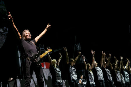 Roger Waters az SOS Gyermekfalu csapatával