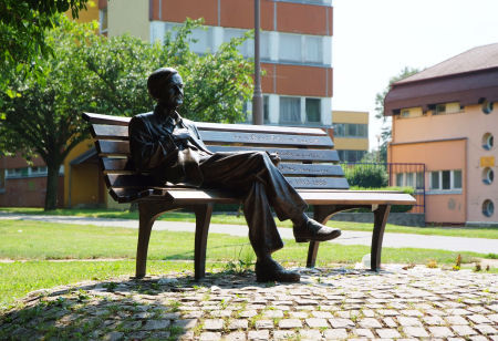 Weöres Sándor szobra Szombathelyen