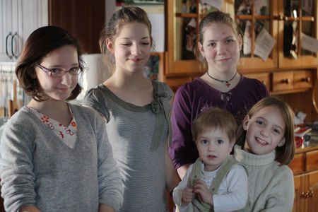 balról-jobbra Rezeda (11) Boróka (14) Kamilla (13) alul Boglárka (9) és Margaréta (2) sajnos a 7 éves Ágoston nem volt otthon