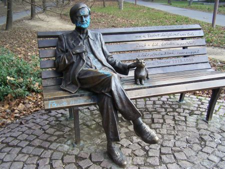 Megrongált Weöres Sándor szobor Szombathelyen