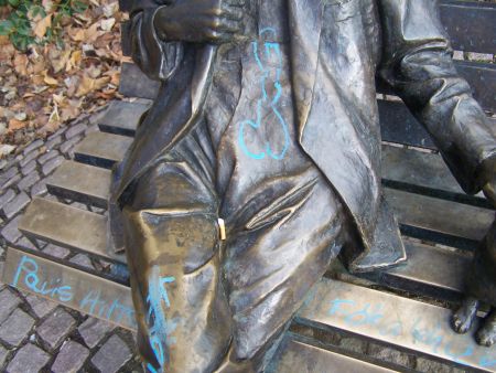 Megrongált Weöres Sándor szobor Szombathelyen