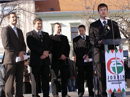  A Jobbik kamp&aacute;nyz&aacute;r&oacute; a vasi megyesz&eacute;khelyen.